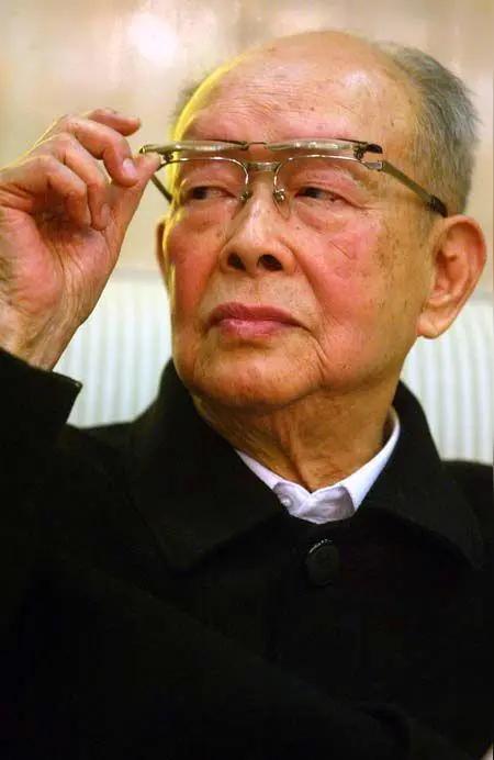 【[烟花]名人经典观点27】
周有光论全球化的世界观
♦2010年，已105岁的