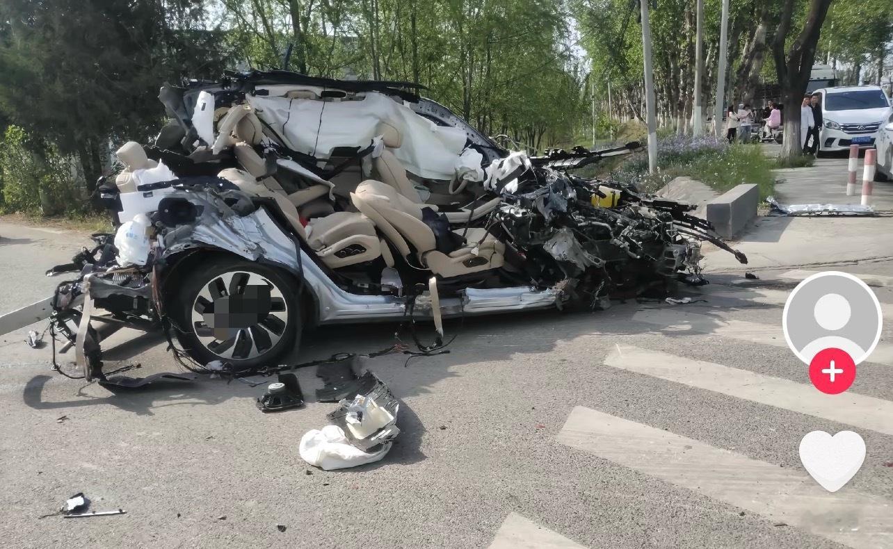 刚打开就看到这条视频，不过视频主的头像和昵称已经没了，这都被撞的看不出来什么车了