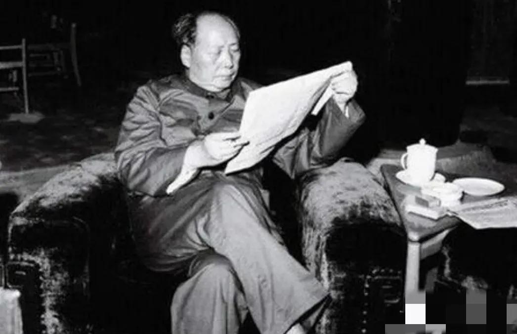 “停！停！停！你听听你都在汇报些什么东西？”1965年，毛主席在听取卫生部长钱信