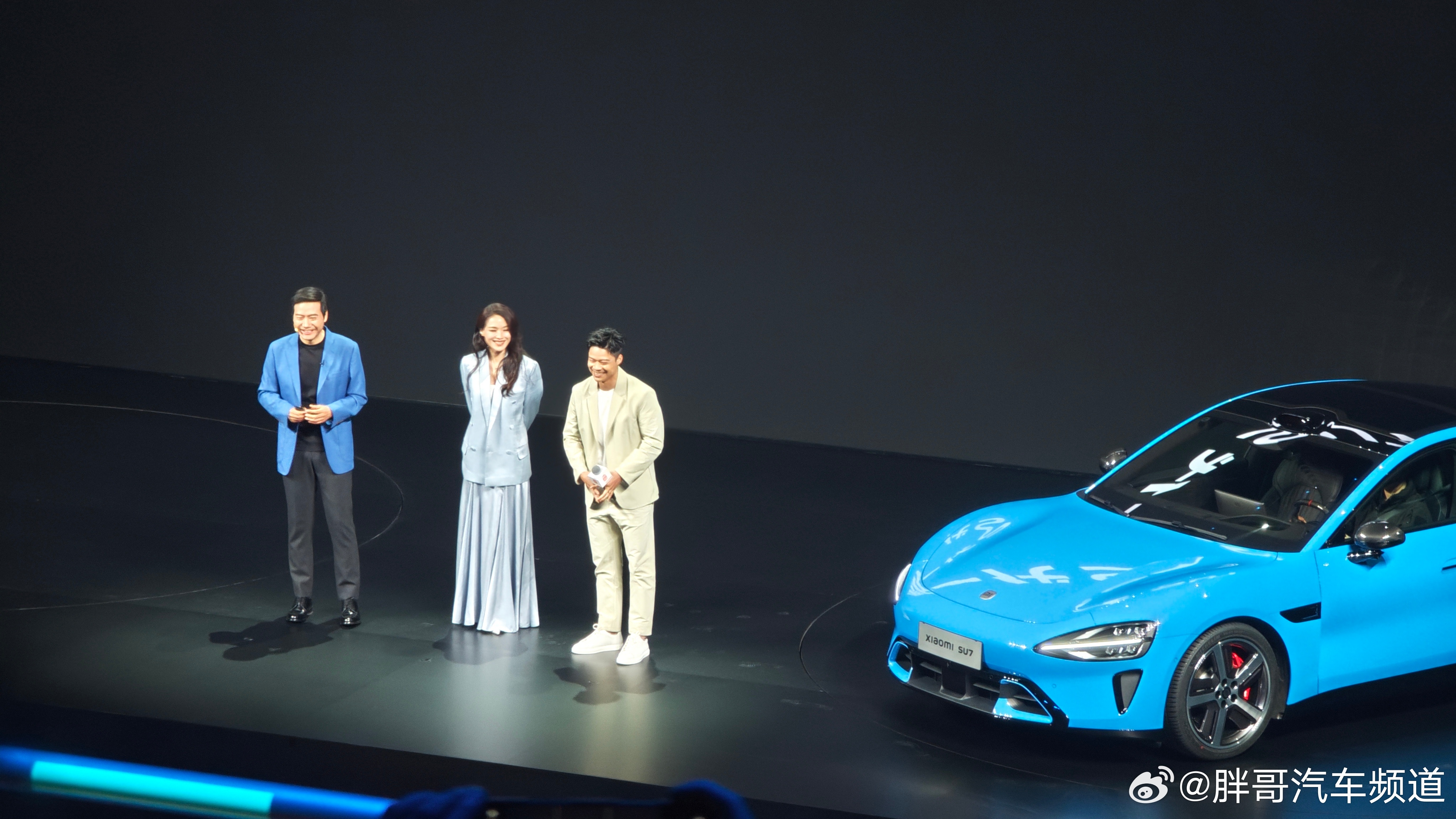 最后 来看看我小伙伴心心念念了一下午的舒淇老师吧~小米新SU7起售价21.99万