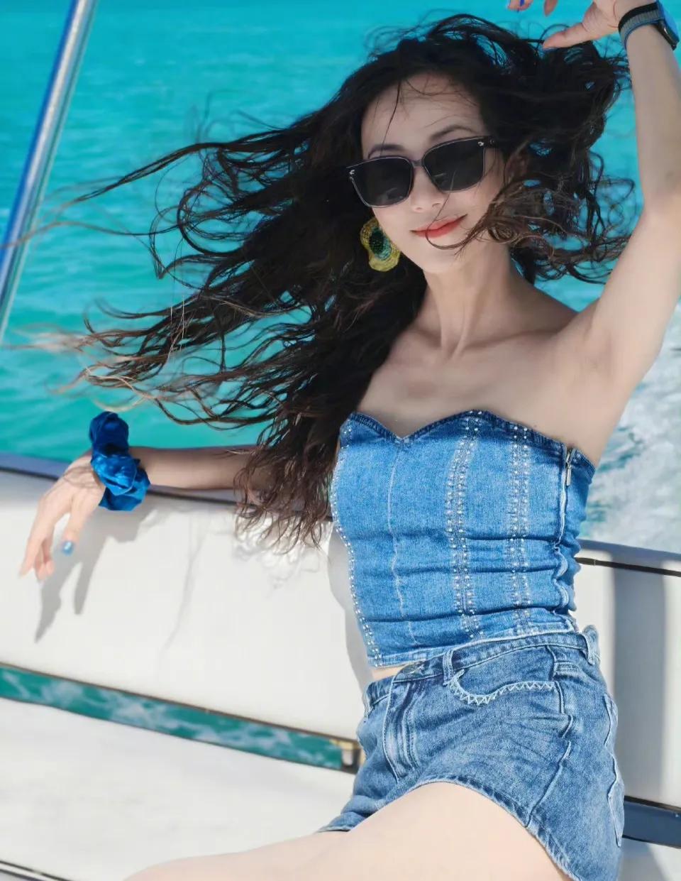 大家看这位坐在海上游艇上吹着海风的美女小姐姐眼熟吗？她戴着酷酷的黑色墨镜，被海风