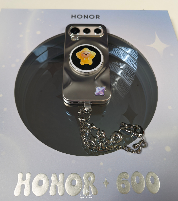 是去年的小米的副屏做的太好？今年OPPO 和荣耀的中端新机都上了可以磁吸拆卸的背