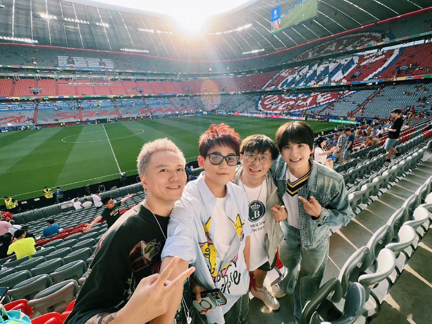 #网友偶遇苏醒张远欧洲杯录综艺#在欧洲杯偶遇苏醒和张远也是非常惊喜和意外的事情了