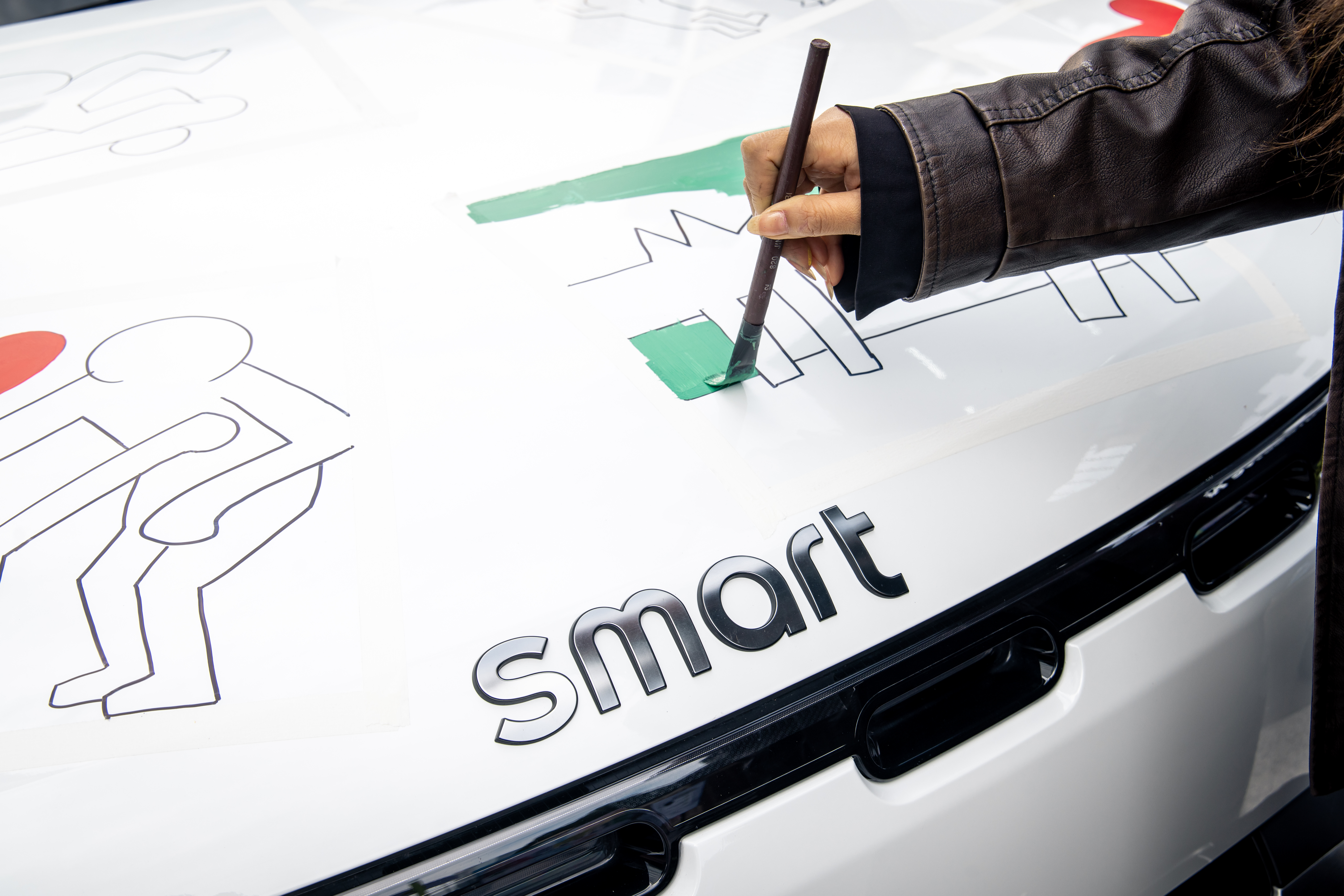 谁说艺术品只能挂墙上？这台 smart精灵3号 Keith Haring 艺术特