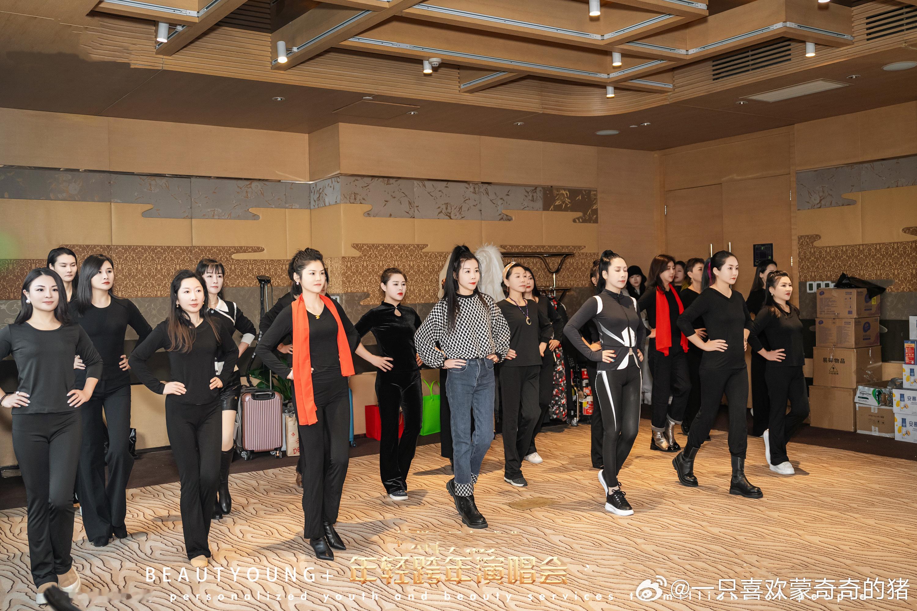 告别2023的正确姿势也许是重回十年前的自己2023最后的姿势麻烦再美一点飒一些
