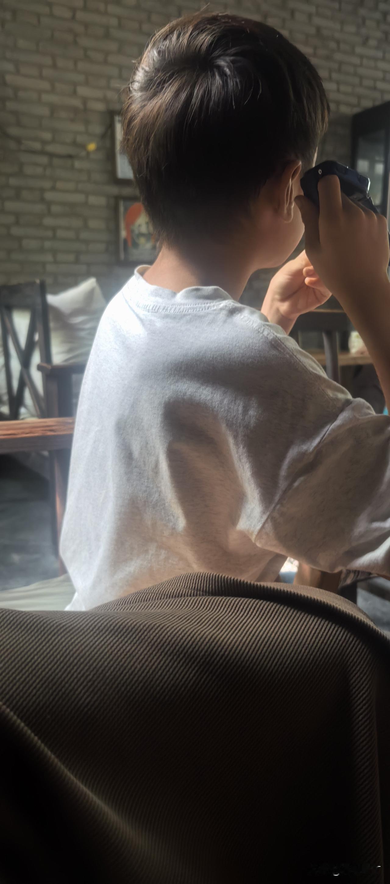 再在屋里继续闷着就抑郁了，孩子他爹开车带着我们出来玩。

拄个拐，还最多走几百米