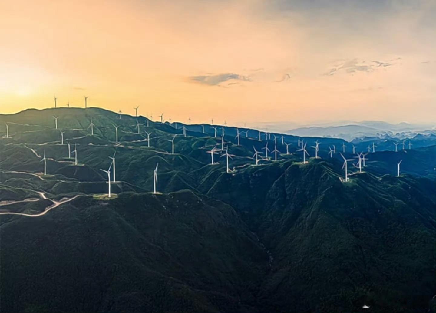 特朗普在白宫主持煤炭能源推广会。他声称自己向来不喜欢那些疯狂的风力发电机，而且它