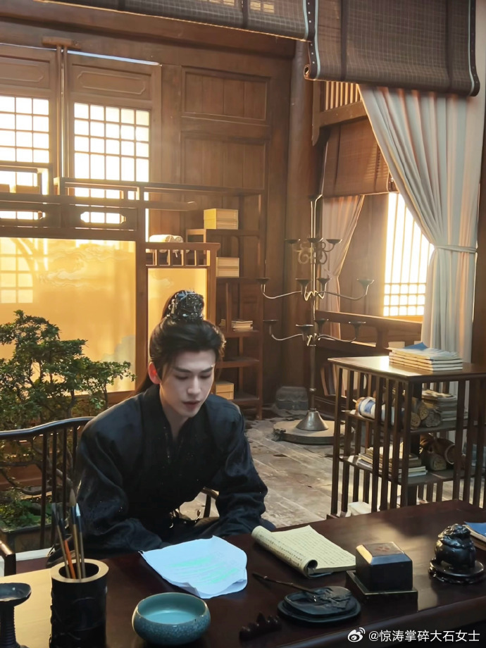 捕捉在不同场景读剧本的谢征张凌赫上班搭子武安侯已上线 不同场景都在认真读剧本的谢