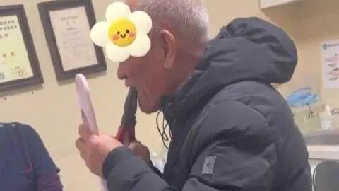 大爷是个狠人！镶牙后，为证明自己的判断，竟然拿出钳子掰断牙齿！
前不久，山西太原