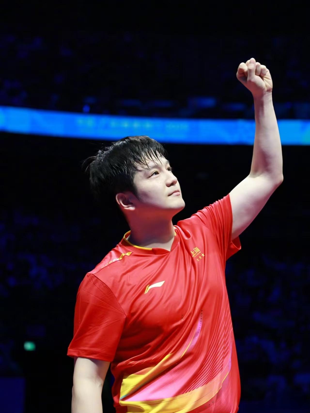 樊振东从年少成名的天才少年，到历经磨砺的乒坛王者；从一次次赛场淬炼，到成就超级全