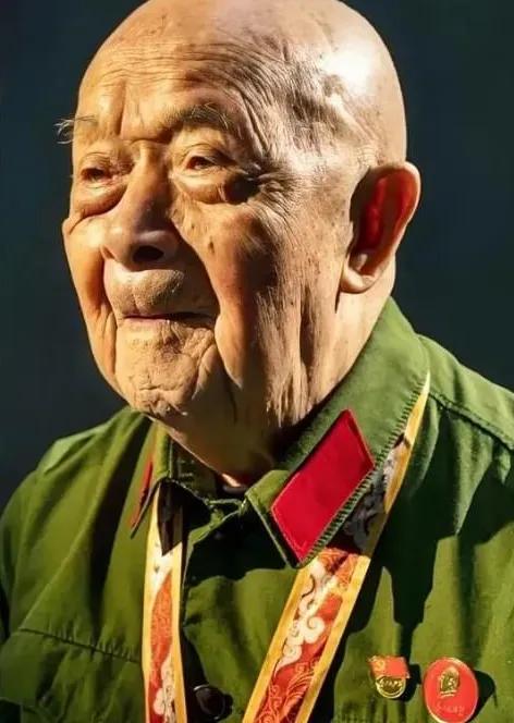 抗美援朝时，他一人歼敌400余人，立下汗马功劳，复员时，却因工作人员写错一字，苦