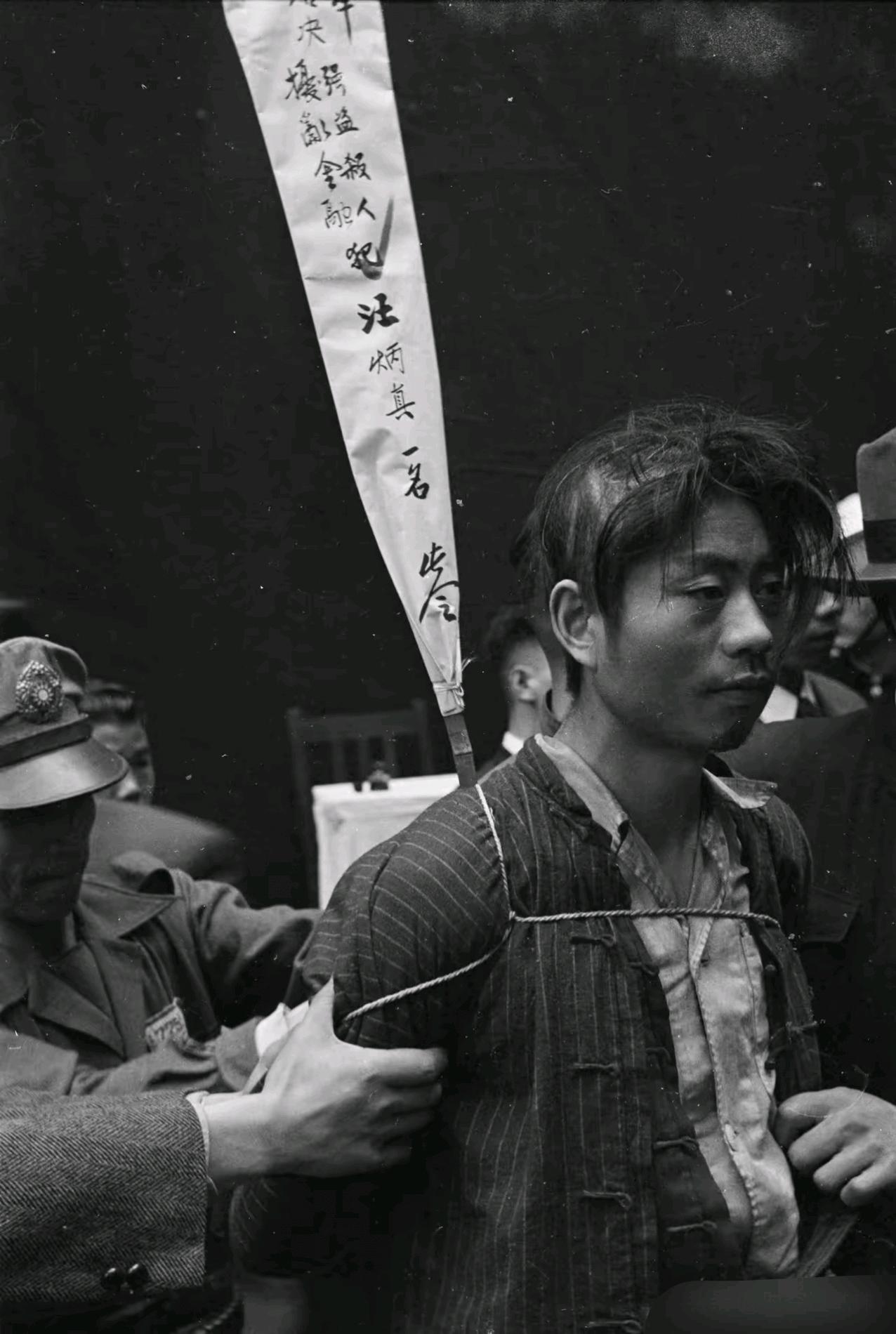 1942年5月的惠通桥头，一个违章司机因为抢道被当场枪决。
 
谁能想到，这一声