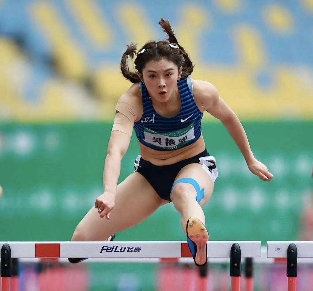 吴艳妮的父母估计该担心了，

原因很简单，

不是因为100米跨栏她没有夺冠，而
