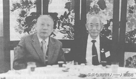 1986年，伍修权(左)出席东北老航校建校40周年庆典时与应邀率团来华参加校庆的