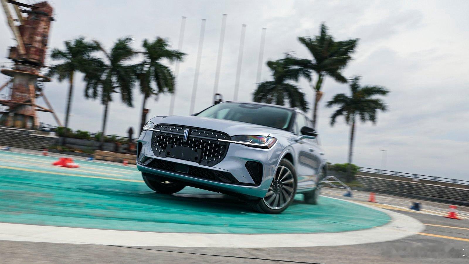 上一次开林肯是在呼伦贝尔大草原和马群一起狂奔这一次直接切换到金卡纳驼峰交叉轴