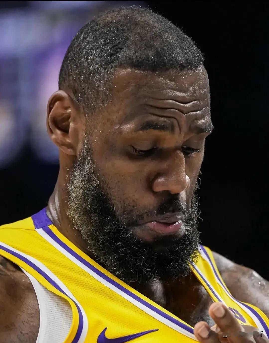 过去6场比赛，詹姆斯出场时间：
对阵76人——37分26秒，全队第1
对阵勇士—