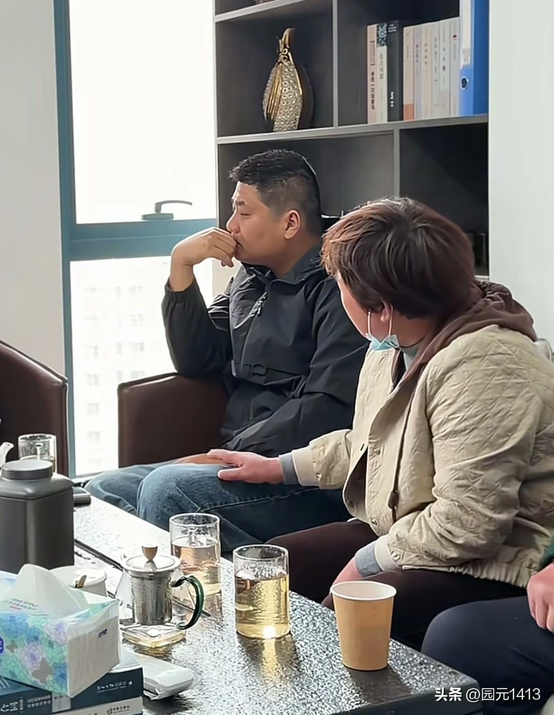 朱进一家人走进律师所。朱进更新视频，内容是到山东找到知名律师，为自己争取权益。