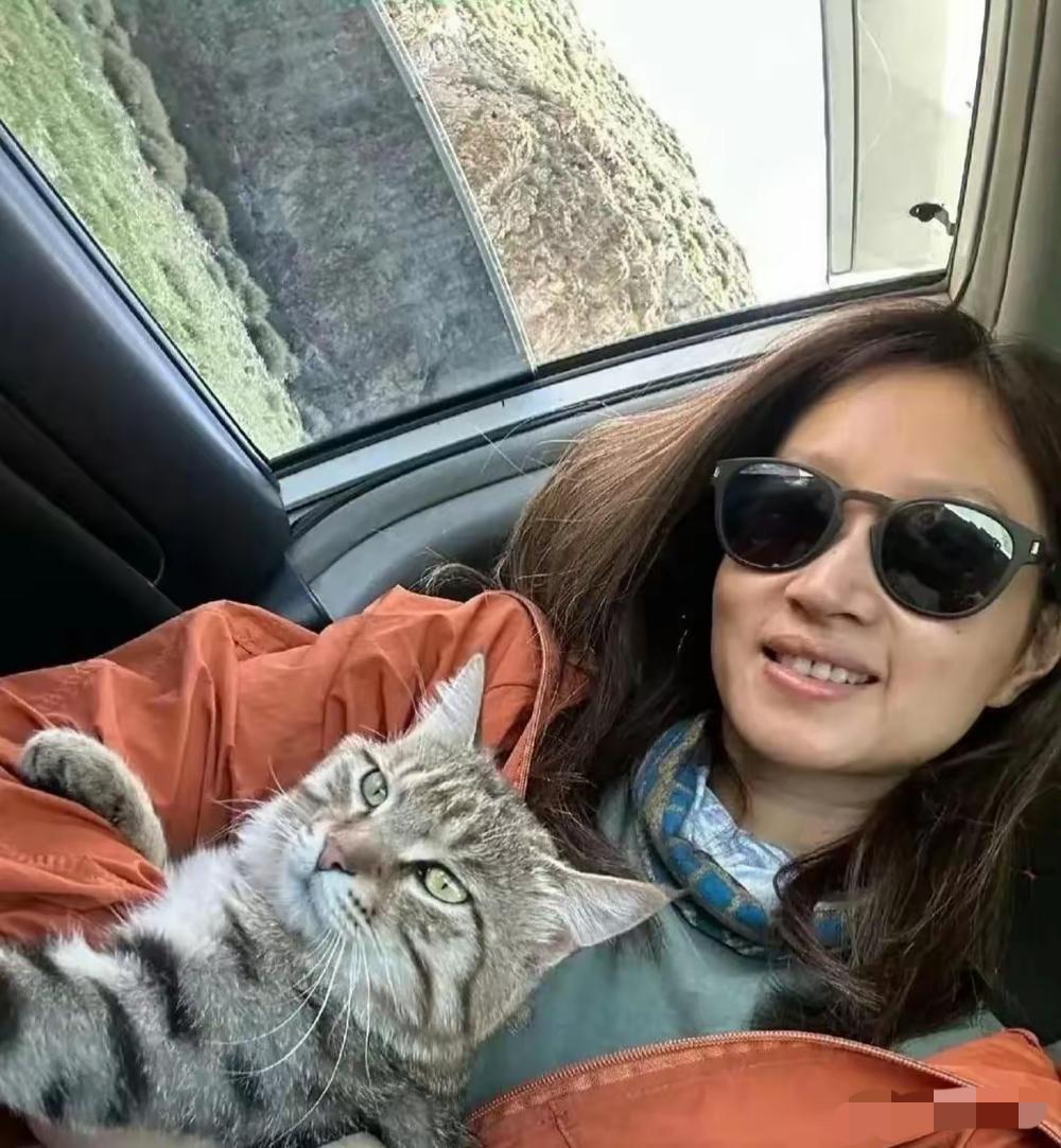 朱亚文的老婆沈佳妮，新疆自驾游，状态不错啊！比《我的后半生》里看着年轻很多啊。