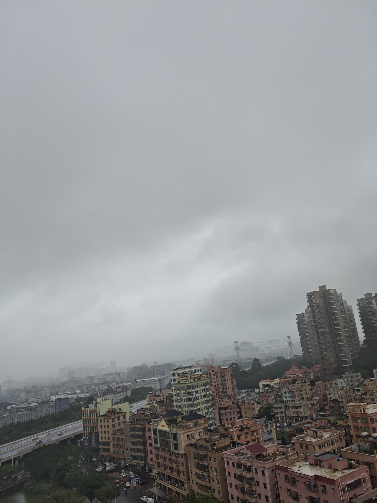 晒晒深圳的天空深圳的天空今天是这样的，今天深圳又下雨了！