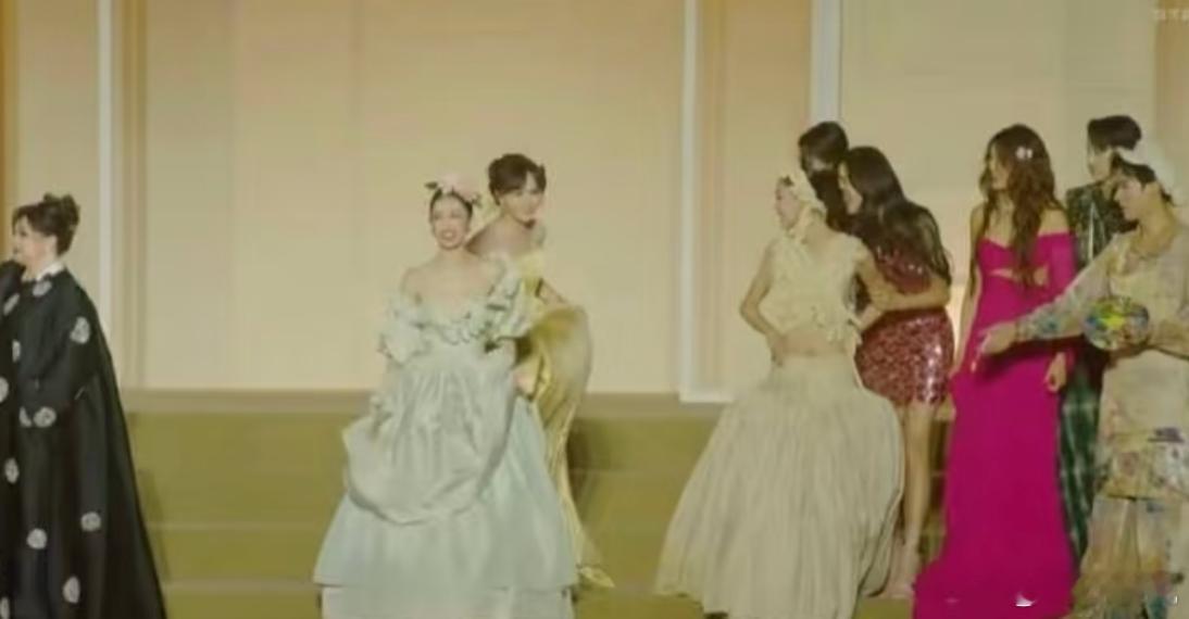 钟楚曦真是把爱抢c位的黑热度走到底钟楚曦VOGUE大合影VOGUE ​​​