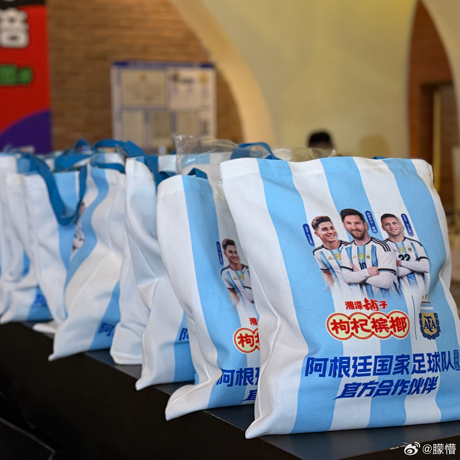梅西这场跑动比第一场还积极，老将拼成这样，我看得都不好意思躺着看了。第18球到手