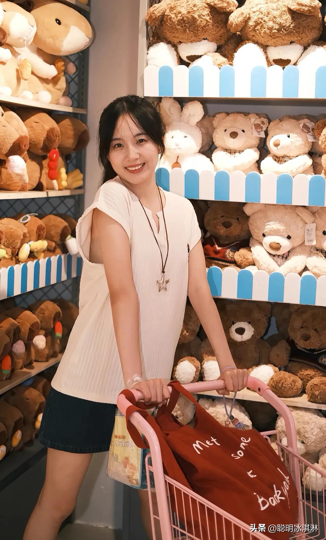 毛绒玩具的治愈魔力  
每个女孩心里都住着个长不大的孩子，  
抱紧小熊，瞬间回