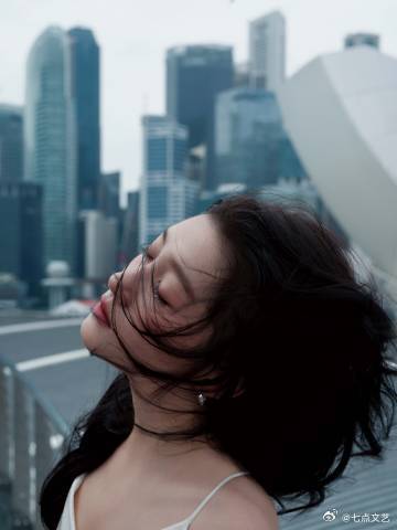 关晓彤和茉莉花适配度百分百关晓彤完美诠释什么是茉莉系美人，清新淡雅温柔动人，身形