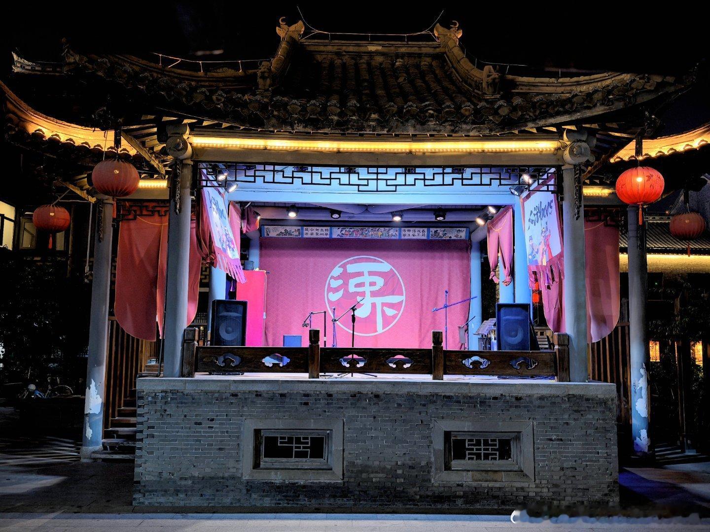 河下古镇，青石板路蜿蜒，小桥流水人家，仿佛一幅淡雅的水墨画。漫步其中，时光似乎放