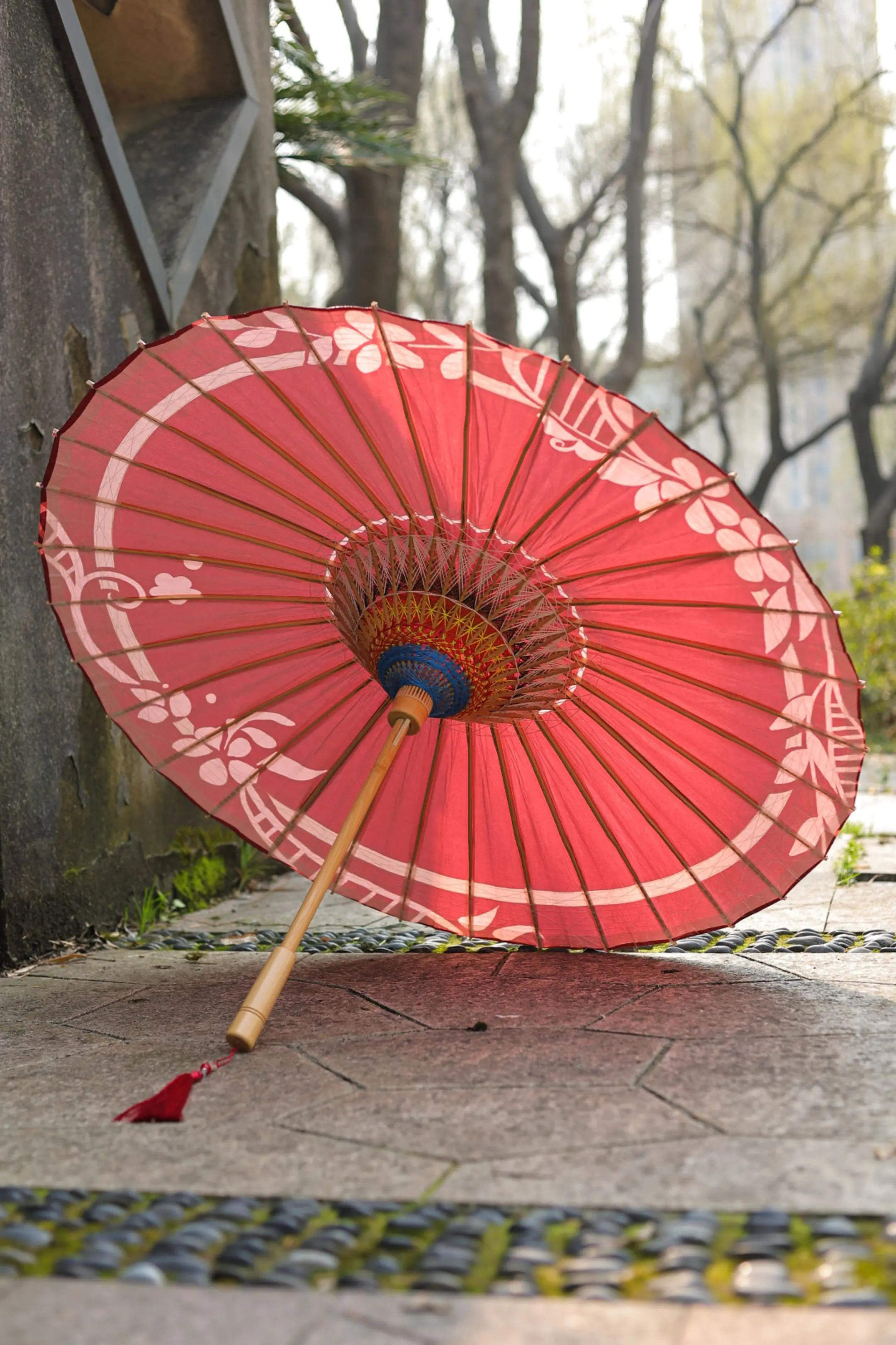 花亦山心之月中的最美红伞。复刻了十四夜的这把红伞☔ 下雨天也可以美美出门啦