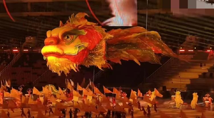 跟儿子一起看全运会开幕式，
当这条鱼出来的时候，儿子大声喊到，
妈妈，你看鱼在天