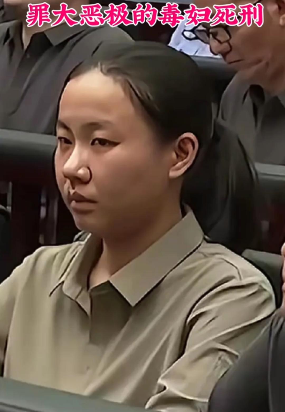 被告席上的明珍珍终于“现原形”了！
她眼神中的狠厉，与她爷爷如出一辙。在看守所羁