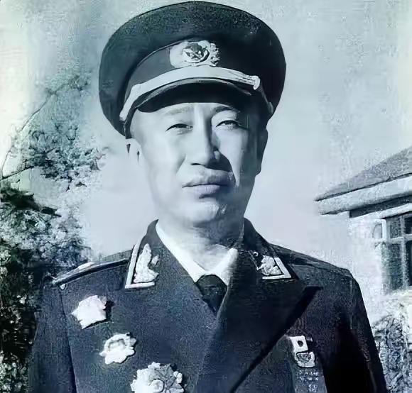 1955年授衔，彭德怀穿上元帅服，解方领了少将肩章。那个传闻中彭总拍桌子请辞的故
