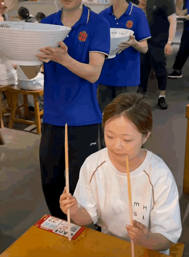 怪不得美女说，“这面我能吃两碗”超大的碗里面却只装了一点点面条，一眼看过去分量少