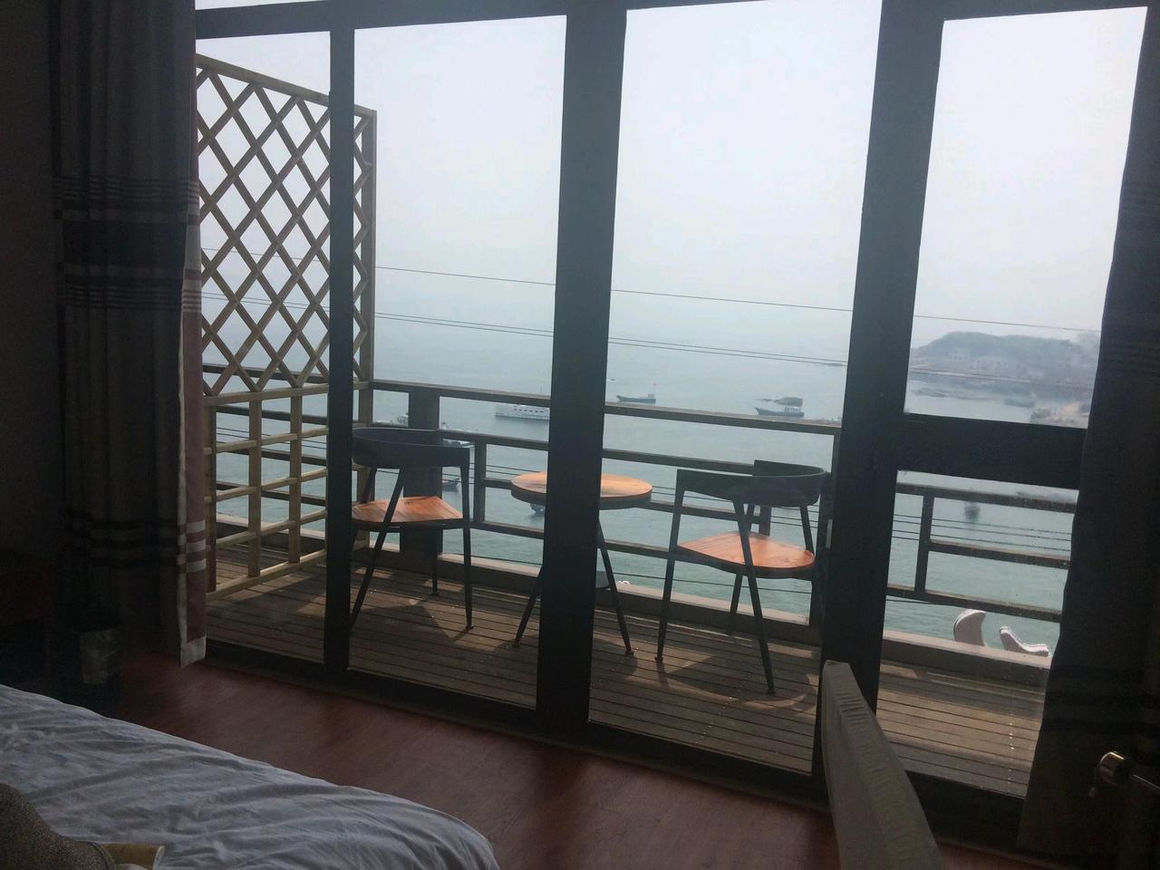 湖南永州，一女子出轨，与情人开房。不料女子的老公疯狂砸门。情人很害怕，躲在酒店的