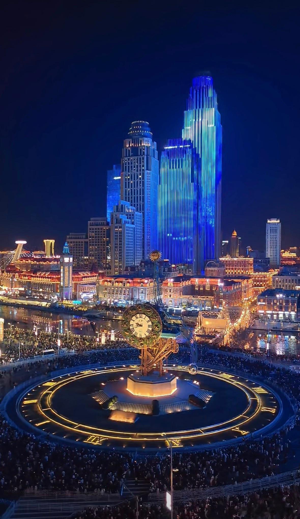 2025道个别 天津2025年12月31日 解放桥的现场观众，都等着凌晨的钟声迎