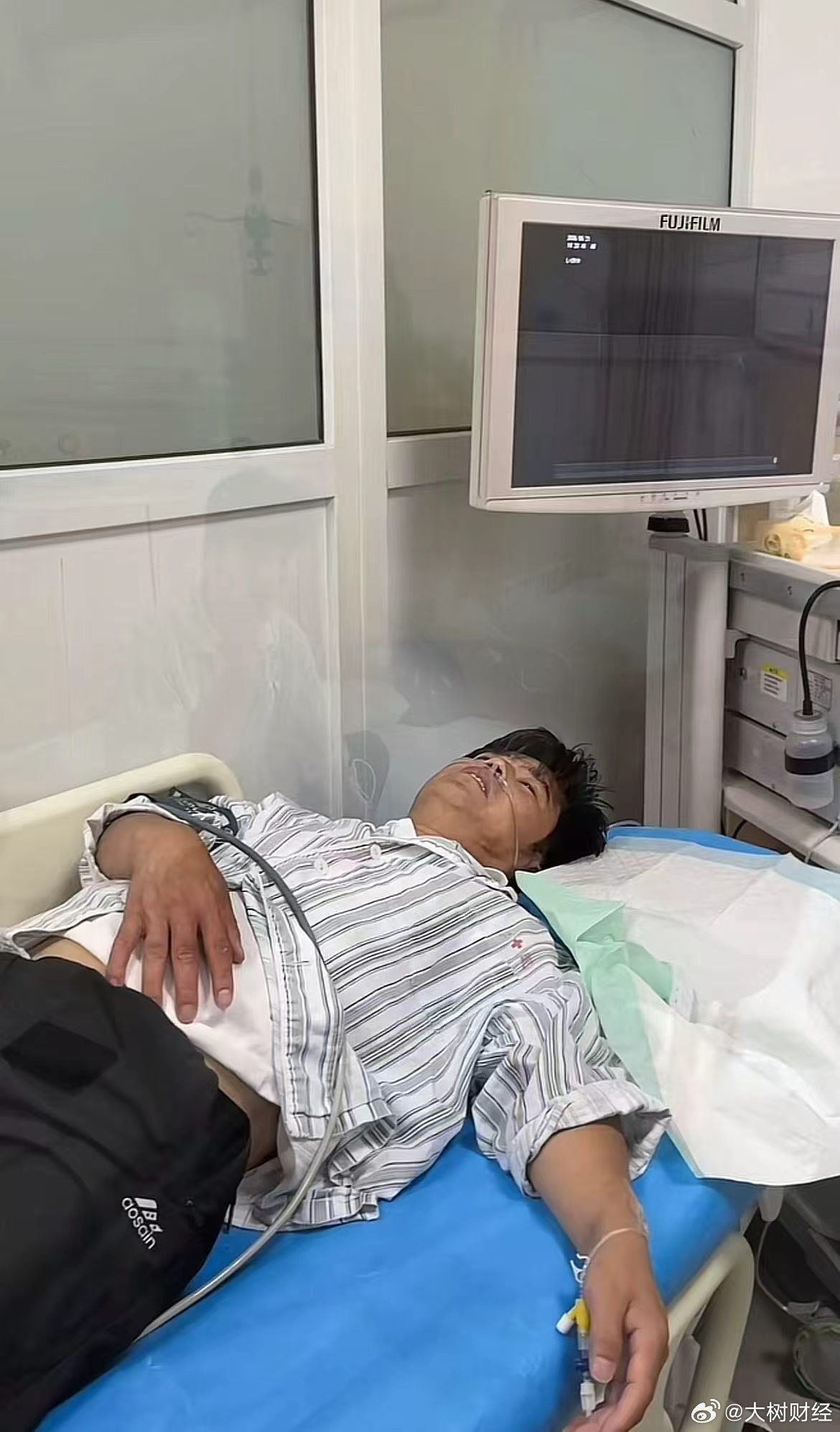 【粥饼伦住院】粥饼伦切除肠道息肉5月22日，粥饼伦妻子称，粥饼伦肚子胀呕吐，去医