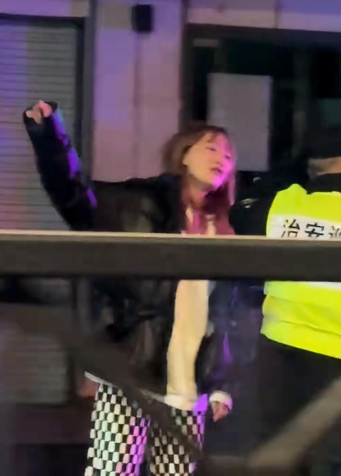 小鲜男和小仙女发生冲突报警，两人情绪都非常激动。小仙女搂着警察的肩膀说，我是给你