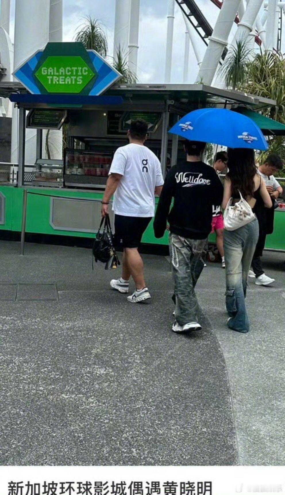 黄晓明与一名美女同游新加坡 有网友在新加坡环球影城偶遇黄晓明与一名年轻美女同游。