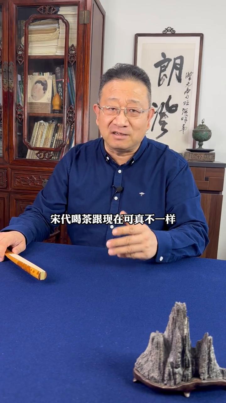 斗茶小哥斗什么？
宋代喝茶真是吃茶。这是宋代人物画《斗茶图》，六个卖茶小哥午休间