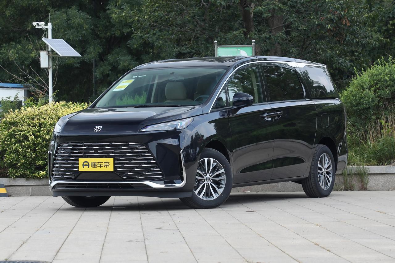 周末特意走进本地别克4S店，想实地了解GL8这款热门MPV的最新价格行情。作为兼