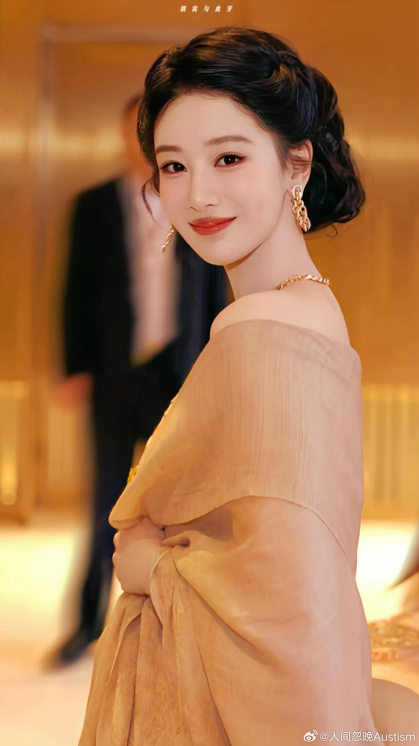 白玉兰口碑四提白玉兰，杨紫首次拿下白玉兰视后，现场的演员和嘉宾都在为小杨紫欢呼鼓