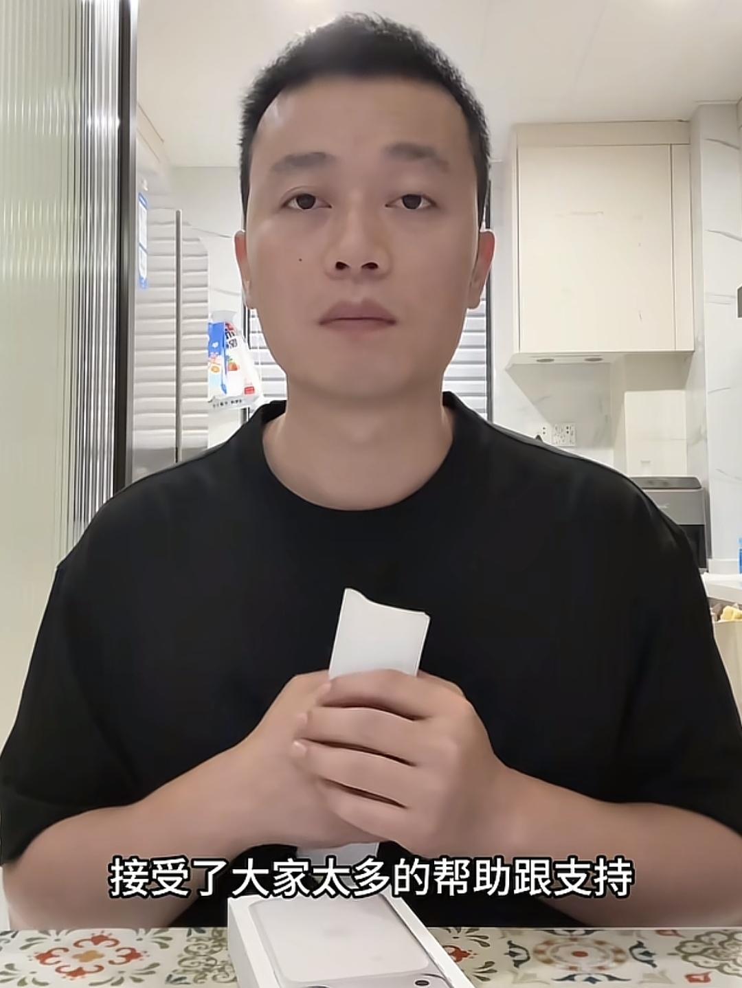 一纸温情，一份沉甸甸的认可
 秋天爸爸邱士杰收到了一份意外的暖心包裹，里面是一台