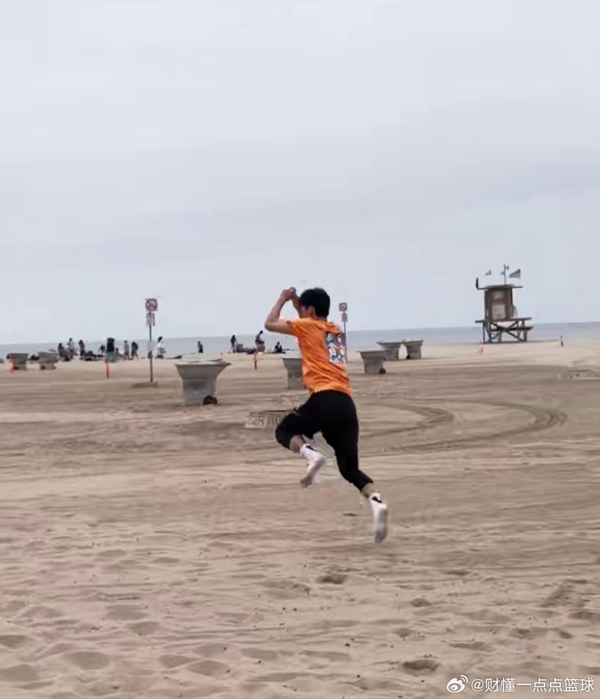 拼到头晕！徐杰海边沙滩魔鬼特训花絮徐杰经纪公司今天曝光了徐杰赴美特训的沙滩训练的