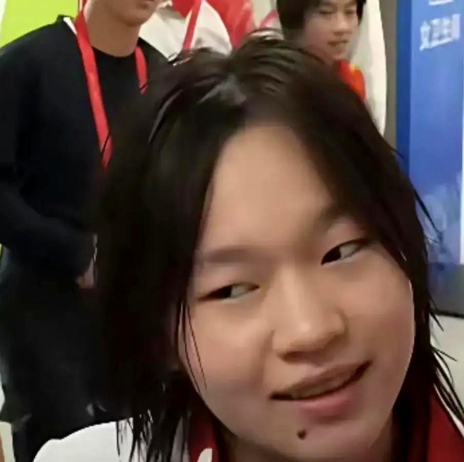 奥运冠军全红婵家，新盖的小楼外墙连瓷砖都没贴！

很多人看不懂，说这是“傻”，有