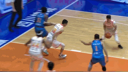 吴羽佳被坐头受伤很奇葩:看似菜鸟互琢太搞笑，其实美国球员特别自私


四川和 江