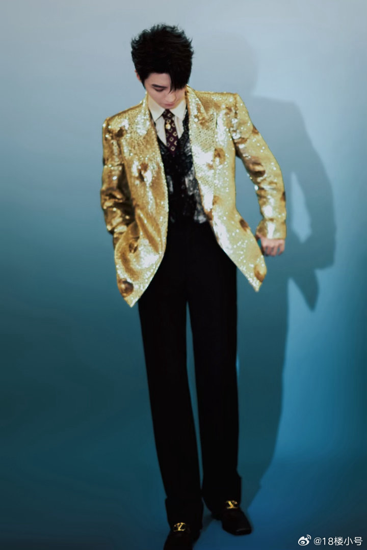 QQ音乐巅峰之夜红毯王俊凯全身华伦天奴2026年春夏系列太适合他了，太好看了，果