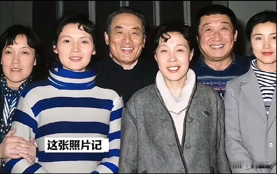 这张照片记录了一个时代的银幕风华，1995年中国电影诞生90周年时，二十二大电影