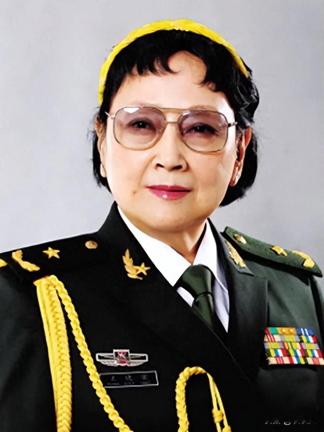 1988年，八一厂眼看就揭不开锅了，领导找到女演员王晓棠，问她敢不敢接这个烂摊子