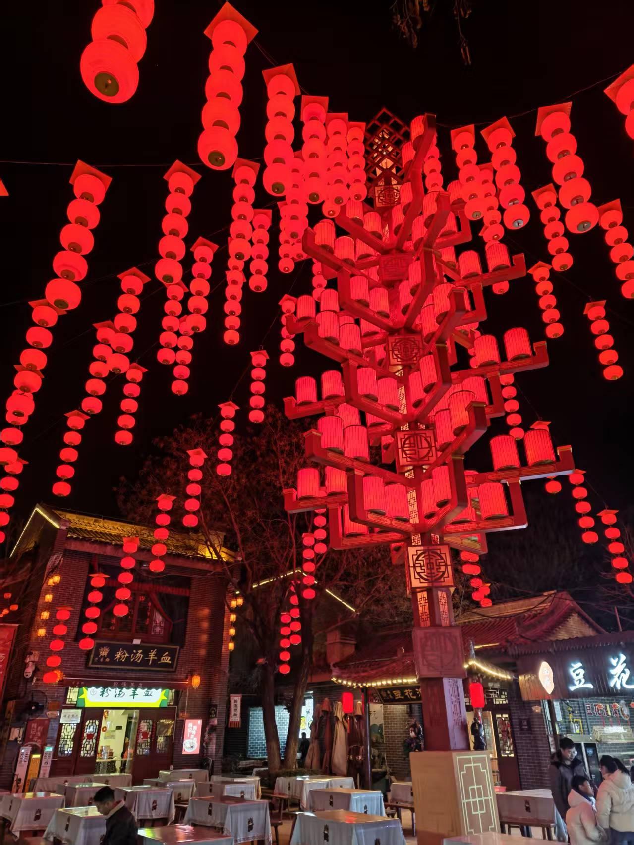 我手机里还真有漂亮的夜景照片，就像这三张景区的照片，以红色为主色调，那叫一个惊艳