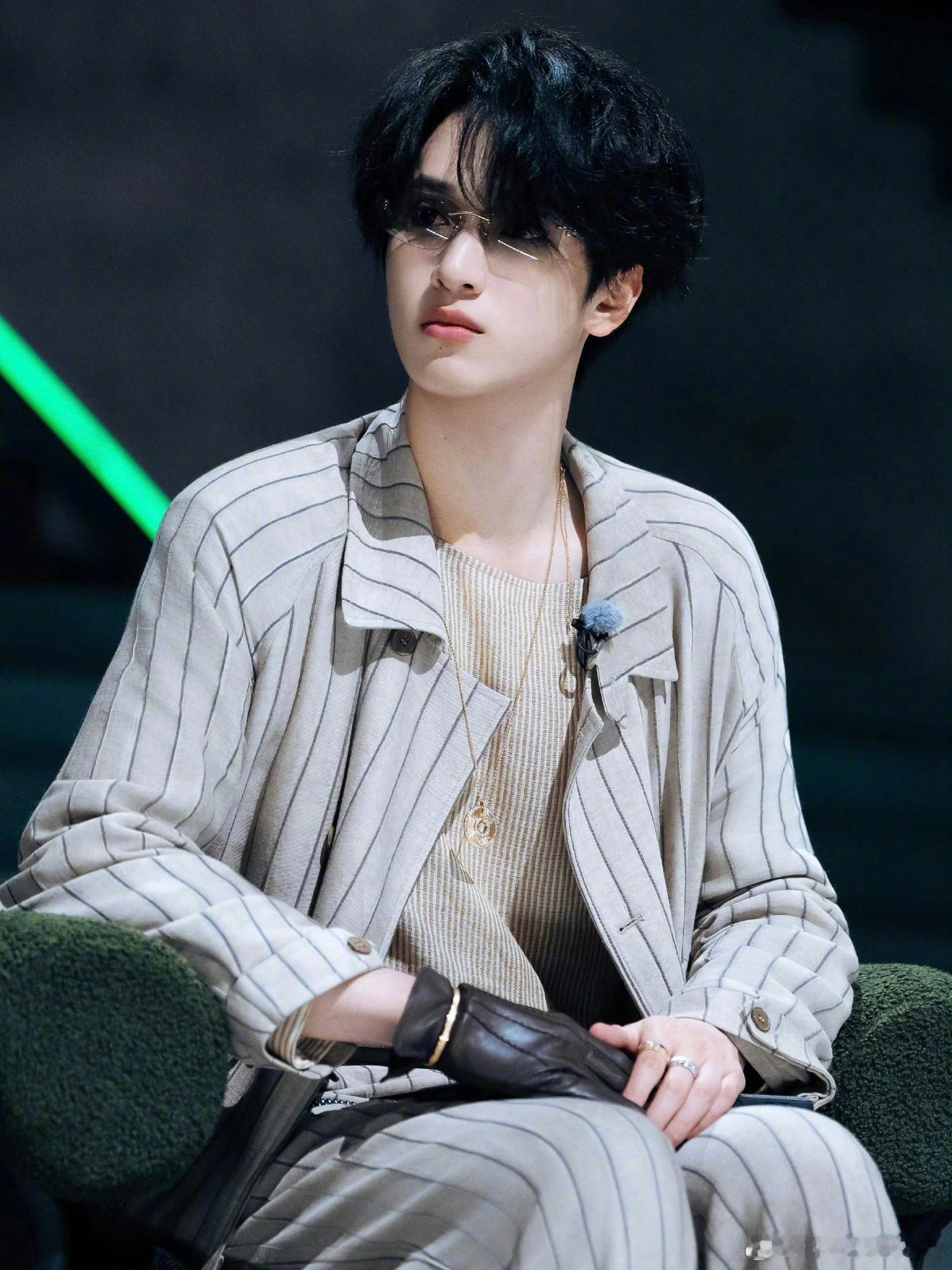 严浩翔亮相新造型，Emporio Armani 2026春夏系列礼服先定下利落轮